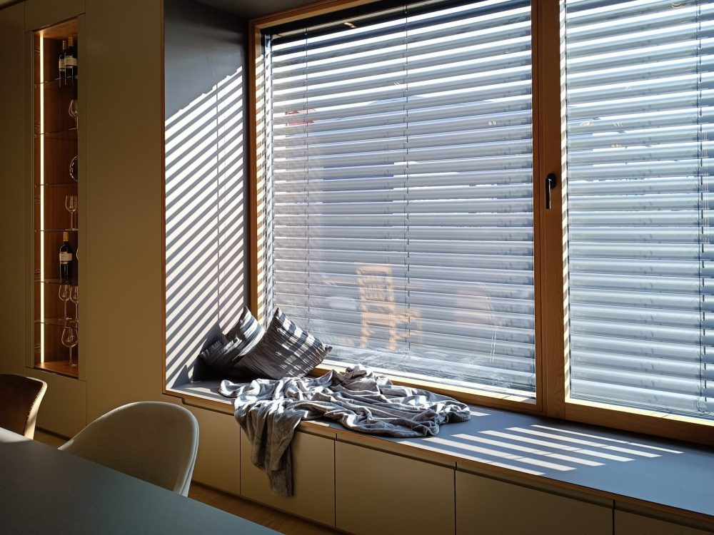 Sitzfenster mit Raffstore